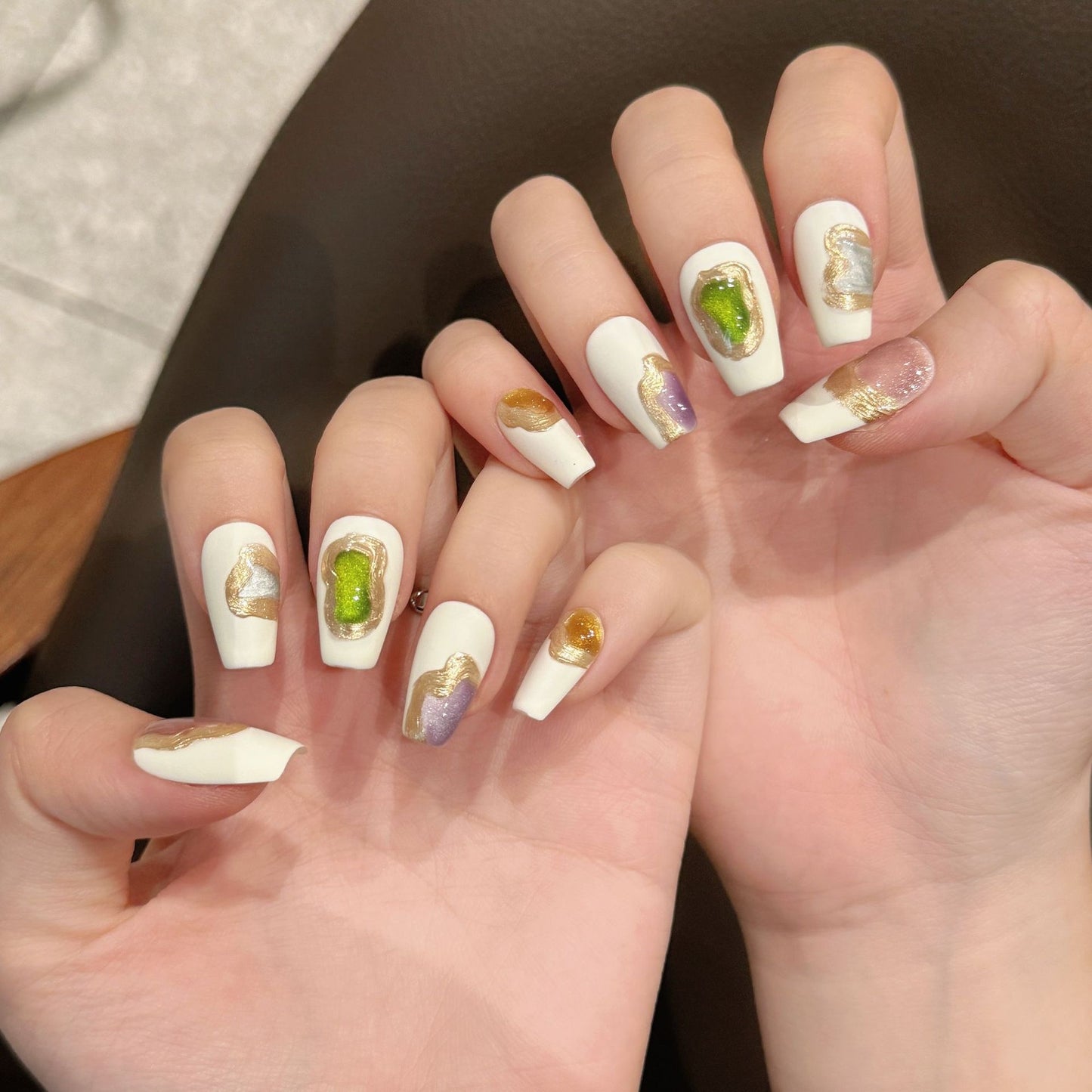 Graffiti White Nail